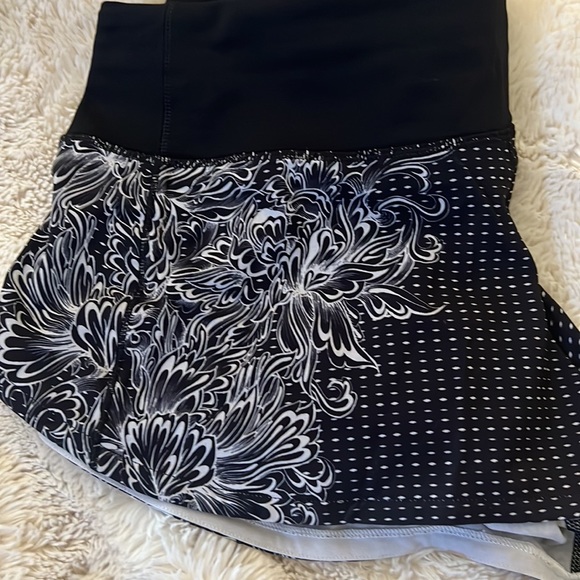 Lululemon speed up shorts SZ 6 INWA/BLK Infinity Alpine Black - Picture 6 of 6